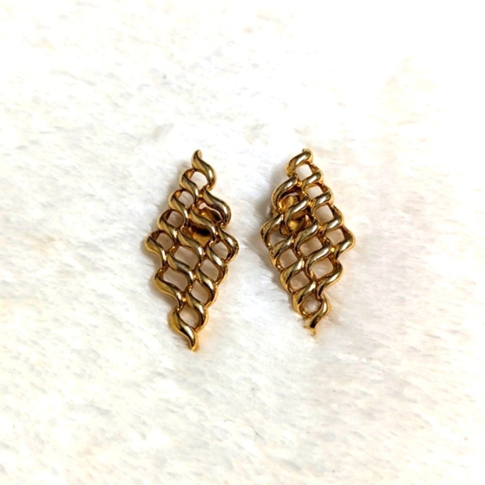 Vintage 80's Classic Wavey Goldtone Pierced Earrings - Picture 2 of 7